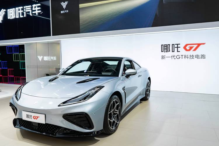 广州20哪吒汽车在智能汽车领域的表现，领途汽车在新能源汽车市场中的影响力